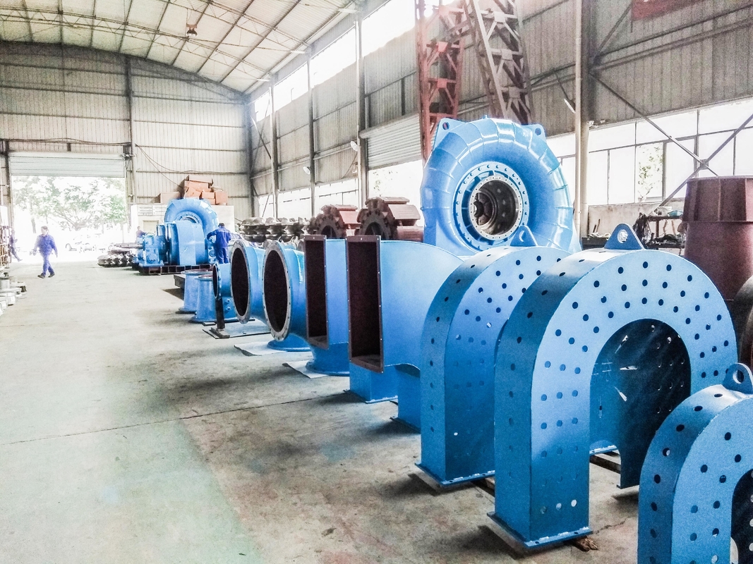Gerador de turbina Francis vertical de aço inoxidável com 400V - 10kV de tensão para cabeça de água