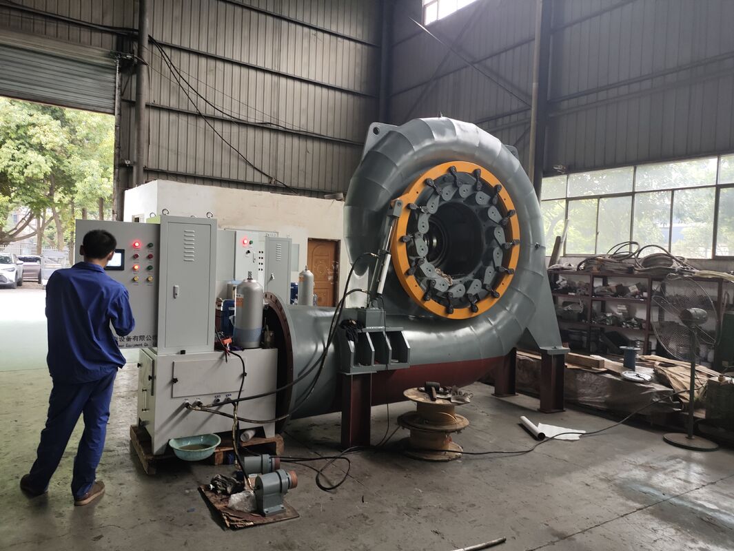 Gerador de turbina de água adaptado para usinas hidrelétricas e aplicações industriais